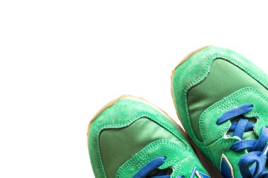 Modern spor ayakkabıları beyaz arka planda izole edilmiş.