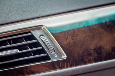 Hava geri, araba kontrol paneli. Klima sistemi ve hava yastığı paneli. İç detay