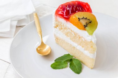 Meyveli pasta plaka üzerinde ahşap masa üzerinde