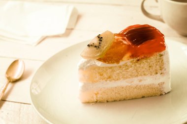 Meyveli pasta plaka üzerinde ahşap masa üzerinde