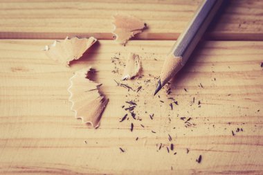 Talaş ahşap masa üzerinde netlik ile kalem