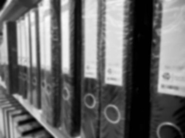 Çok sayıda dosya ile bir ofiste raf arka plan bulanıklık