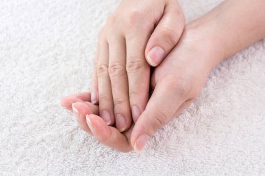 Güzel eller kumaş arka plan üzerinde