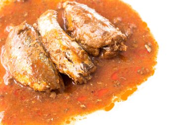 Beyaz zemin üzerinde izole edilmiş domates soslu uskumru.