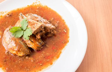 Ahşap arka plan üzerinde domates soslu uskumru