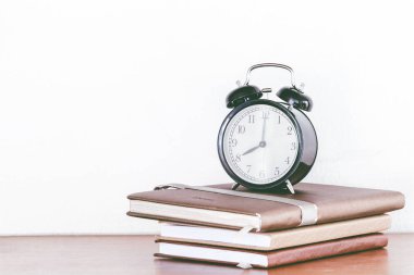 Kitaplar ve çalar saatle okula geri dön.