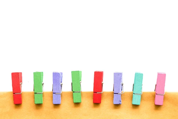 Alfileres Madera Coloridos Papel Aislado Sobre Fondo Blanco — Foto de Stock