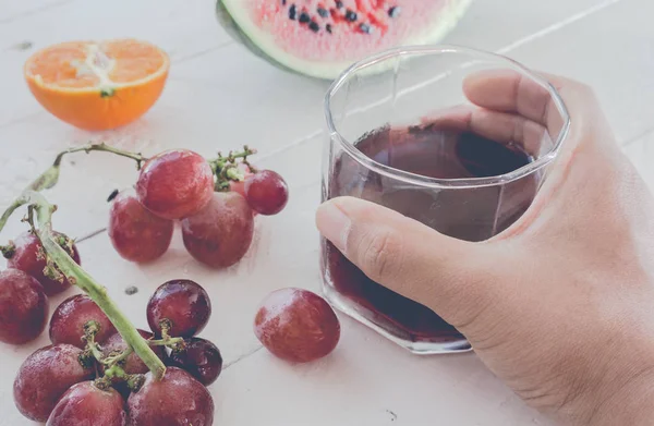 新鮮なジュースのグラスやテーブル 健康的な果物を食べる — ストック写真