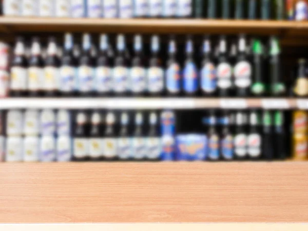 Ξύλινο Πάγκο Προϊόν Οθόνη Μπουκάλι Μπύρας Στο Ράφι Θολωμένη Φόντο — Φωτογραφία Αρχείου