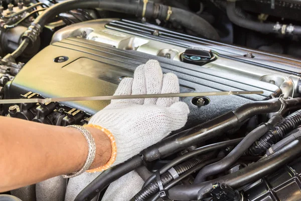 Auto Mechanic Checking Oil — Stock Photo, Image