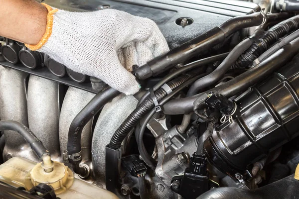 Mecánico Automóviles Trabajando Garaje Comprobar Motor Del Coche — Foto de Stock