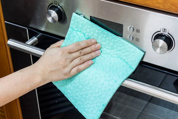 家庭厨房妇女手清洁烤箱 — 图库照片