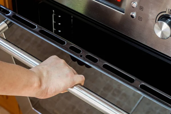 Hand Van Vrouwen Deur Van Oven — Stockfoto