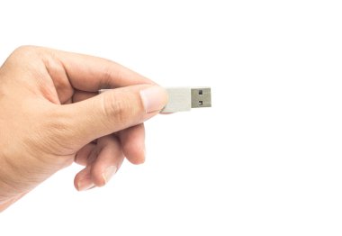 Beyaz arka plan üzerinde izole siyah Usb veri depolama tutan el. Bu kırpma yolu vardır