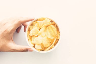 patates cipsi ile el ve kase
