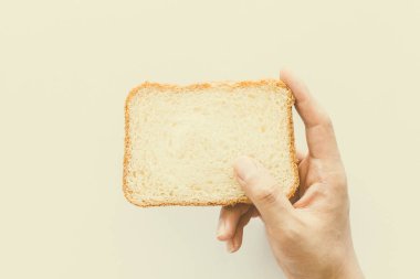 Ellerini ekmek bir dilim beyaz arka plan üzerinde tutun.