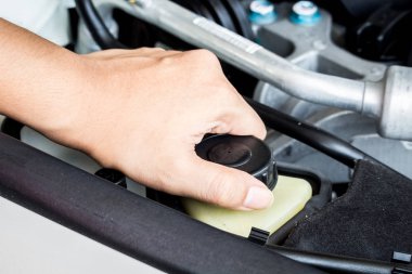 Otomatik mekanik garajda çalışıyor. araba motoru kontrol