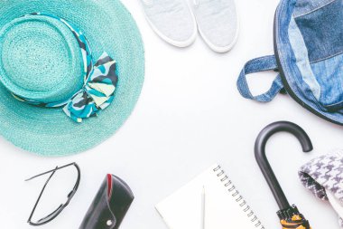 beyaz arkaplanda seyahat aksesuarları