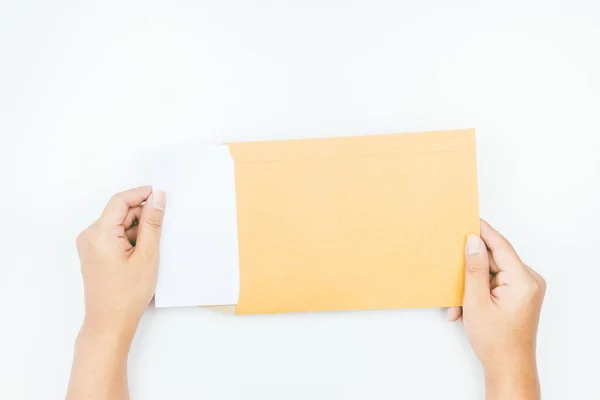 Handen Met Bruin Lederen Envelop Met Een Leeg Papier Witte — Stockfoto