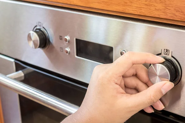 Hand Met Oven Temperatuurcontrole — Stockfoto