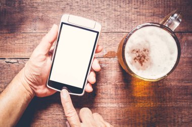 Barda bira yanında Smartphone kullanarak