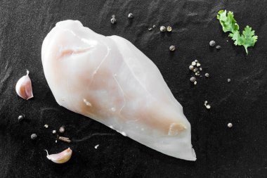 Biber ve sarımsak ile çiğ tavuk göğsü