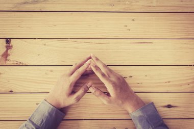 masada oturan işadamı