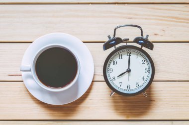 Ahşap masa - kahve saati kavramı üzerinde kahve Kupası