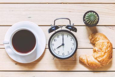 Ahşap masa - kahve saati kavramı üzerinde kahve Kupası