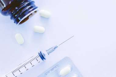 şırıngalar ve dökülen tabletleri