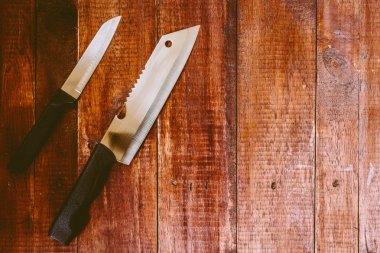 rustik mutfak masasında kopya alanı ile bıçak