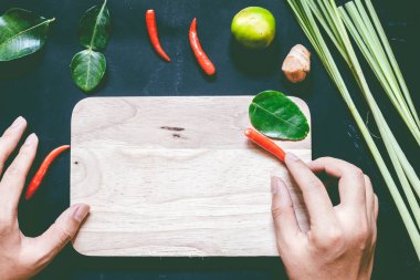 Madde Tom Yum baharatlı çorba siyah arka plan üzerine