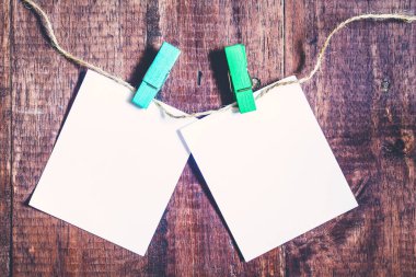 Kağıt bağlamak için ip ile ahşap arka plan üzerinde elbise pimleri