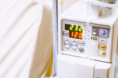 bir hasta serum intravenöz ile hastaneye