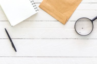 Ahşap masa üzerinde boş beyaz sayfalarla açık boş not defteri