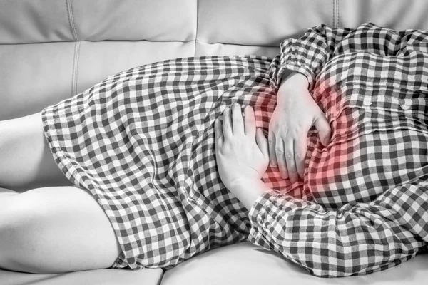 Mujer Acostada Sofá Con Dolor Estómago —  Fotos de Stock