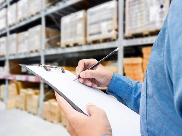 Man Controle Lijst Klembord Een Magazijn — Stockfoto