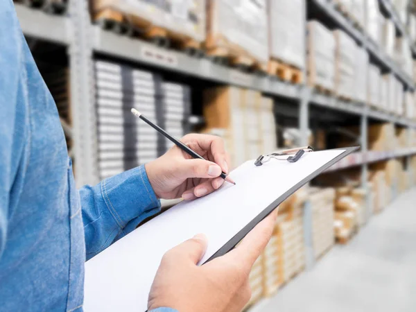 Man Controle Lijst Klembord Een Magazijn — Stockfoto