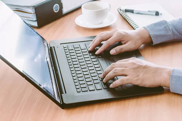 Empresário Usando Laptop Com Café — Fotografia de Stock