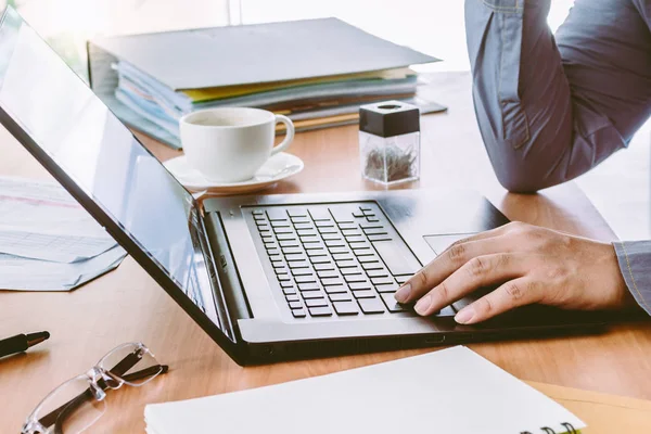 Businessman Using Laptop Coffee — Stock Photo, Image