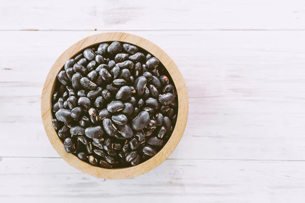 Schwarze Bohnen Einer Schüssel Auf Einem Holztisch — Stockfoto