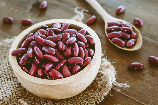 Ahşap masa üzerinde bir kase kırmızı fasulye