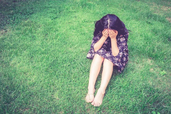 Mulher Triste Sentado Perto Seu Rosto Grama — Fotografia de Stock