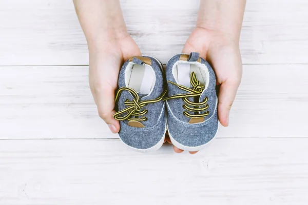 Mujer Mano Sosteniendo Zapatos Bebé — Foto de Stock