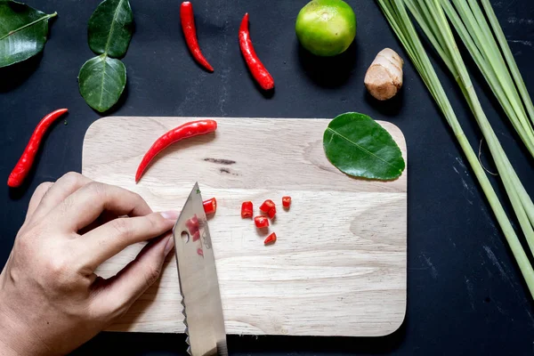 Kézi Szeletelő Chili Paprika Késsel Vágódeszka — Stock Fotó