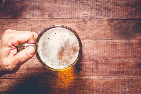 Mão Segurando Copo Cerveja Mesa Madeira — Fotografia de Stock