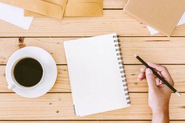 Ofis, banka donatımı ile ahşap bir masa üzerinde yazma eller