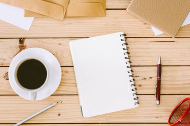 İş sabit ahşap arka plan üzerinde çalışma alanındaki ayarla