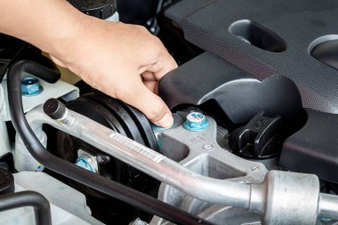 Otomatik mekanik garajda çalışıyor. araba motoru kontrol