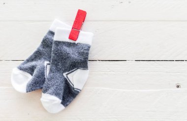Kopya alanı ahşap bir zemin üzerine bebek çorap
